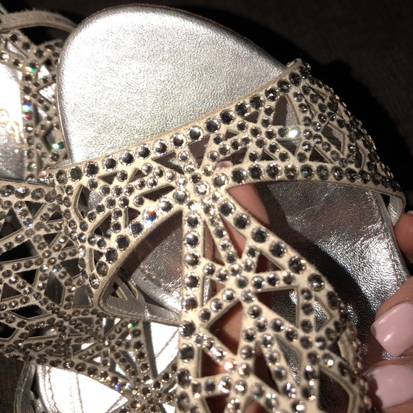 SERGIO ROSSI EMBELLISHED TRESOR T STRAP SANDALS - Picture 6 of 6